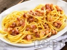 Рецепта Спагети с бял сметанов сос, бекон и жълтъци